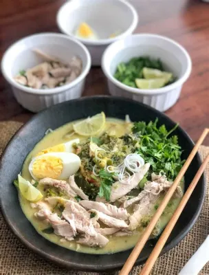   Soto Ayam: Một Bát Súp Gà Nóng Hổi Vị Tươi Lemony!